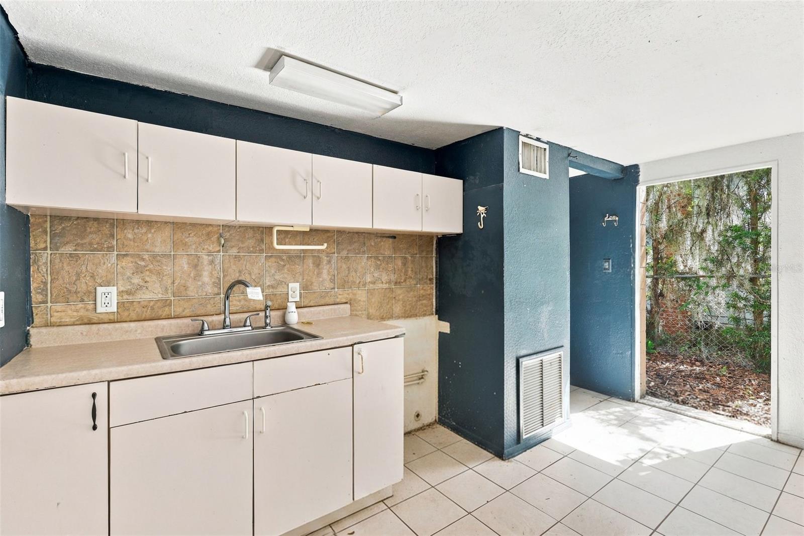 1672 10 St, Sarasota, FL 34236 photo