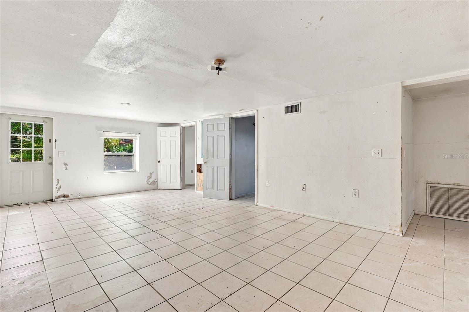 1672 10 St, Sarasota, FL 34236 photo