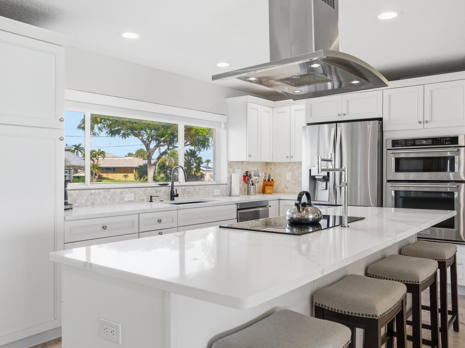 1028 79 St, Saint Petersburg, FL 33707 photo