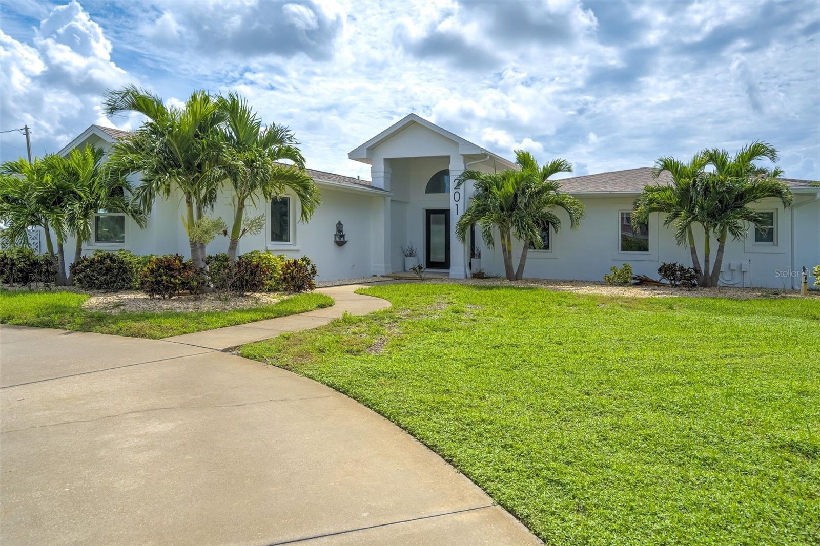 201 Driftwood Ln, Largo, FL 33770