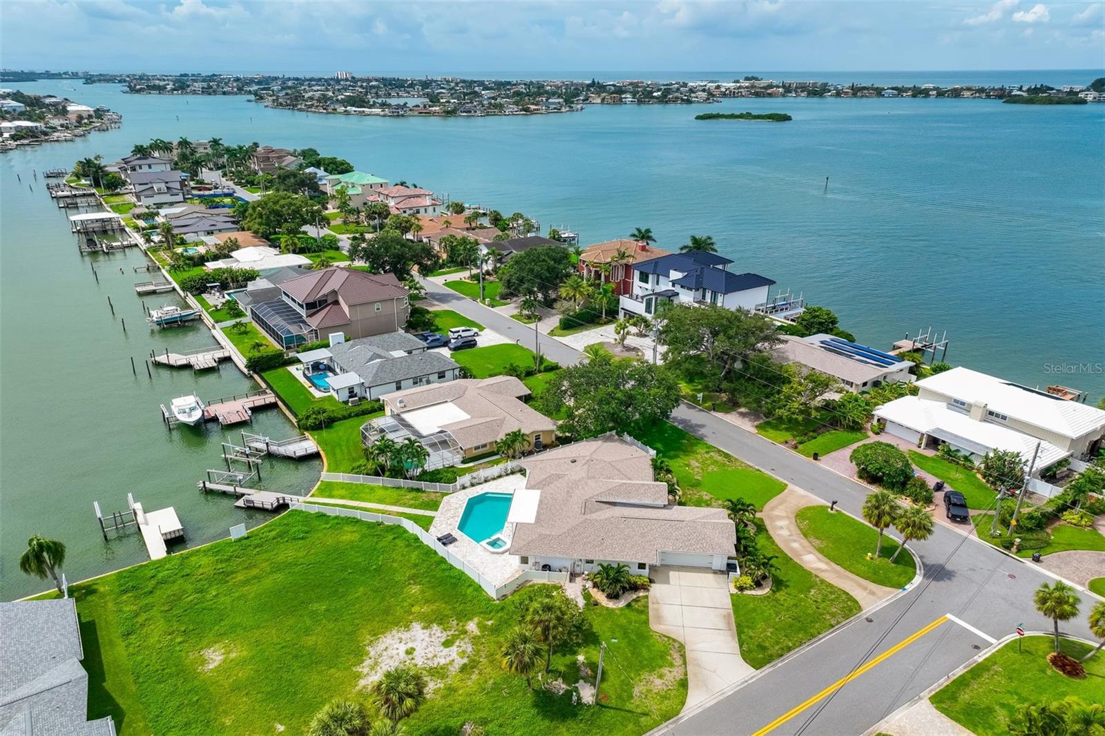 201 Driftwood Ln, Largo, FL 33770 photo