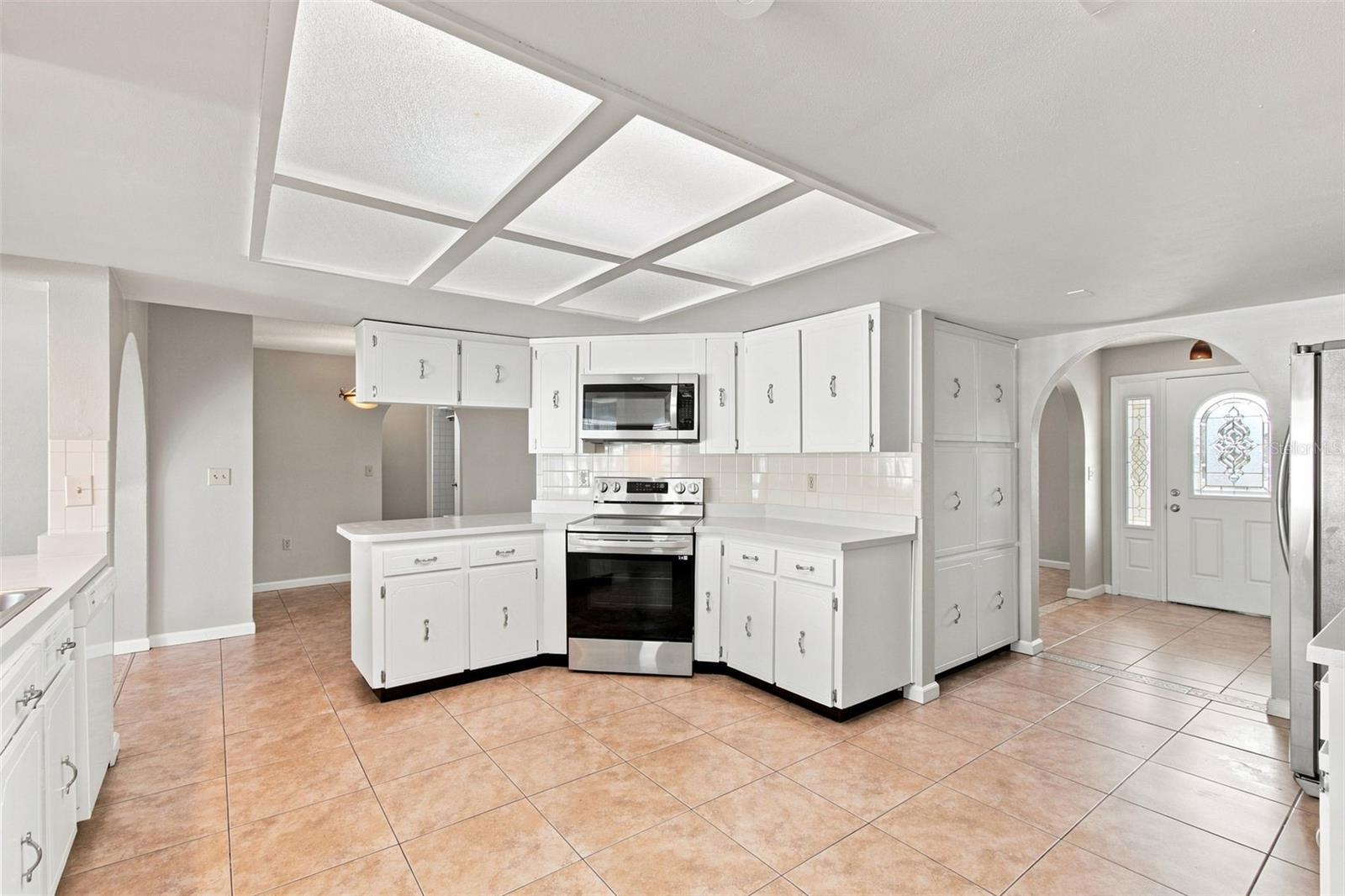 527 Wayfarer Dr, Tarpon Springs, FL 34689 photo