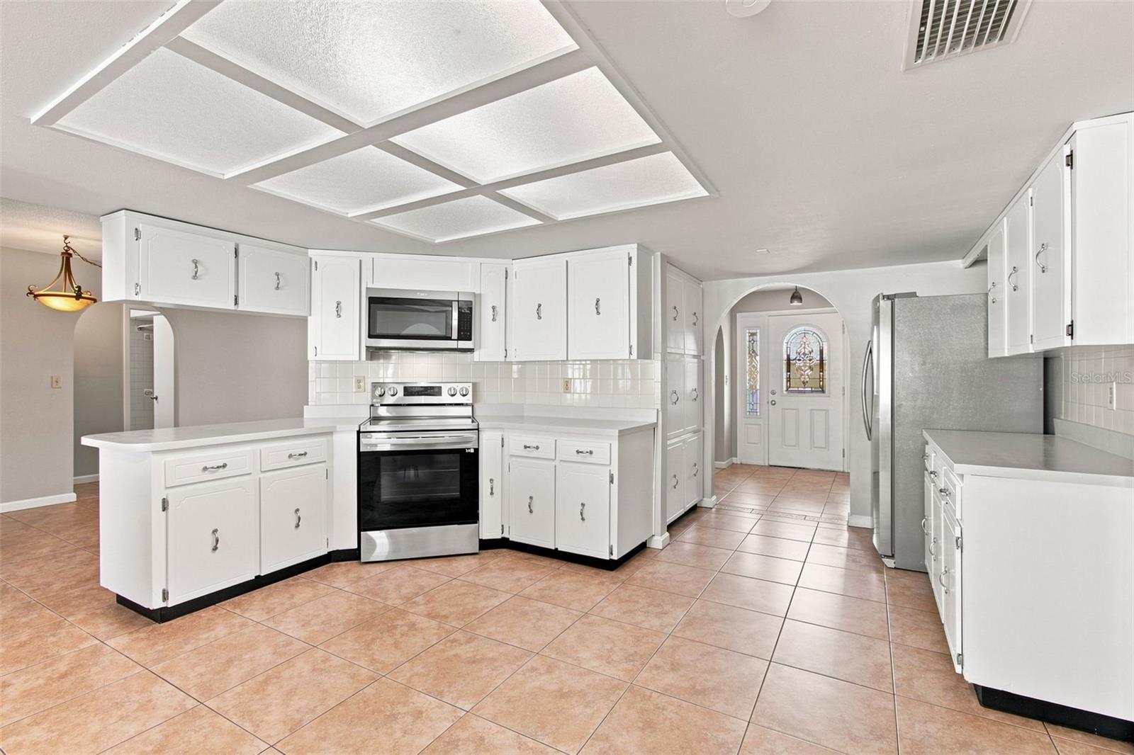 527 Wayfarer Dr, Tarpon Springs, FL 34689 photo