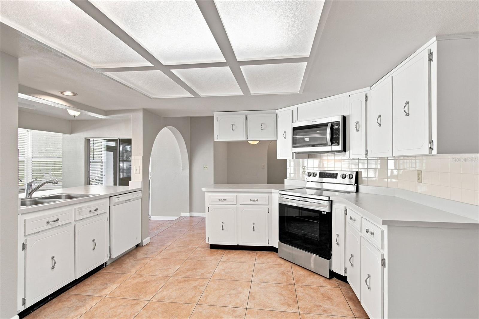 527 Wayfarer Dr, Tarpon Springs, FL 34689 photo