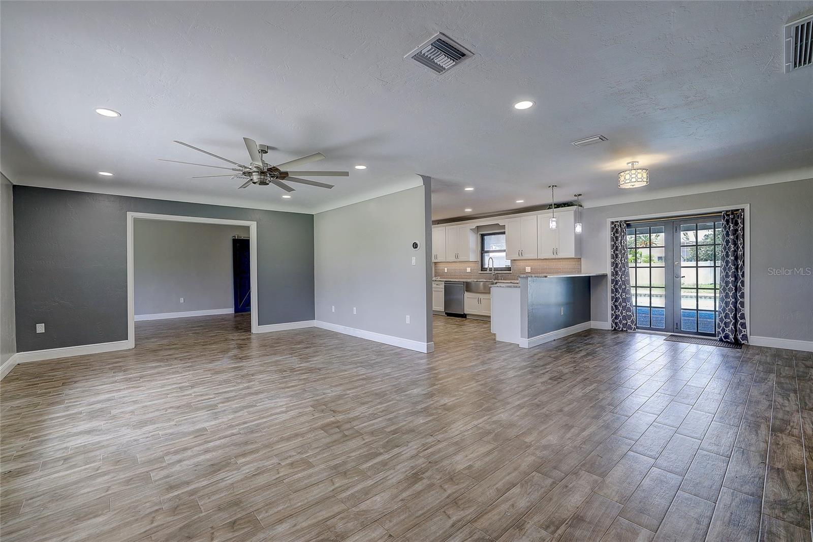 323 Suwanee Ave, Sarasota, FL 34243 photo