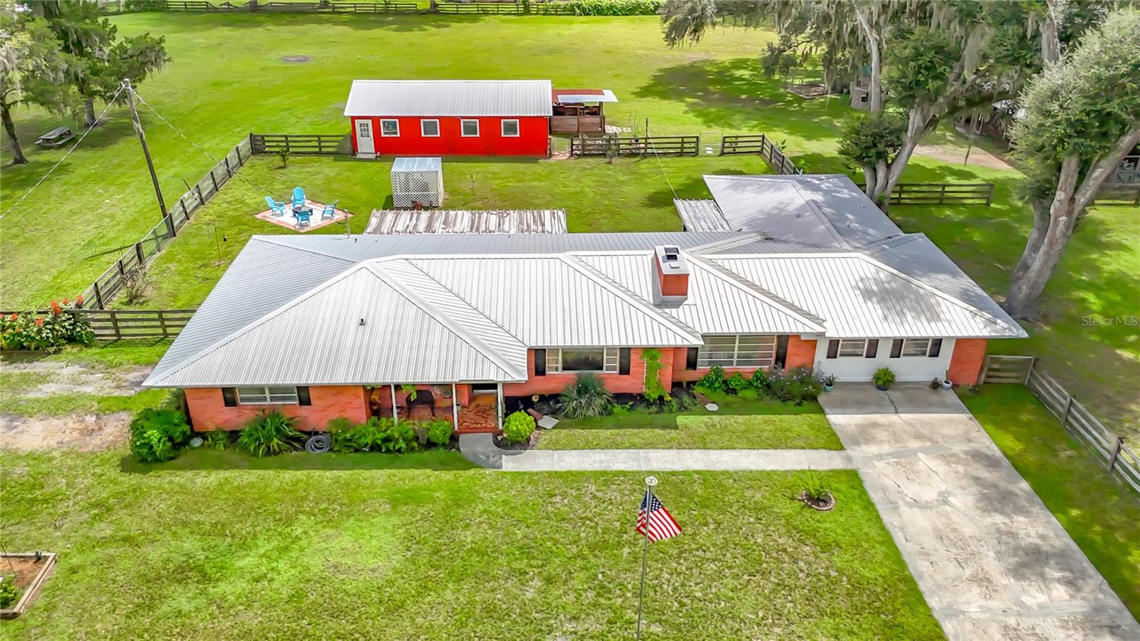1644 W Socrum Loop Rd, Lakeland, FL 33810 photo
