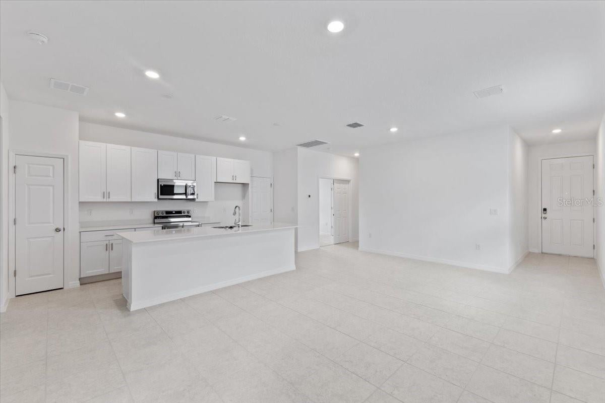 1194 Atlantic Ave, Fruitland Park, FL 34731 photo