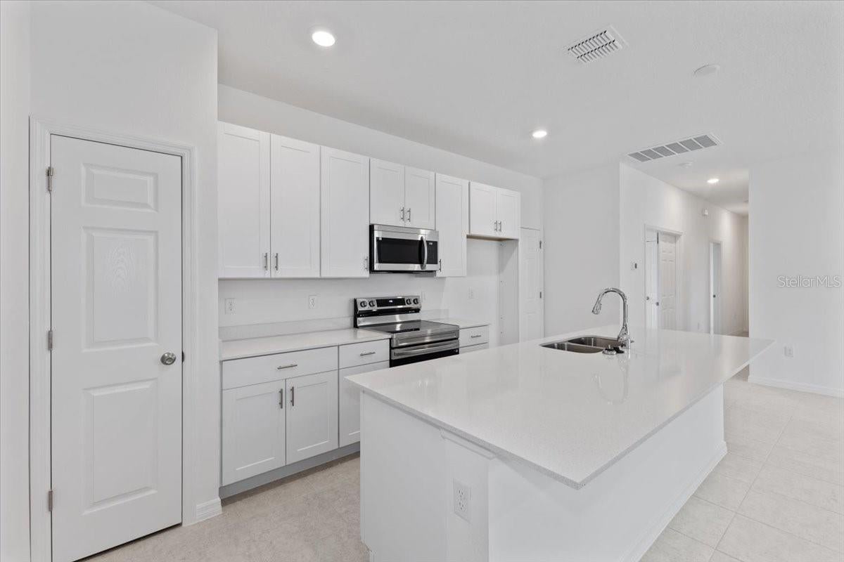 1194 Atlantic Ave, Fruitland Park, FL 34731 photo