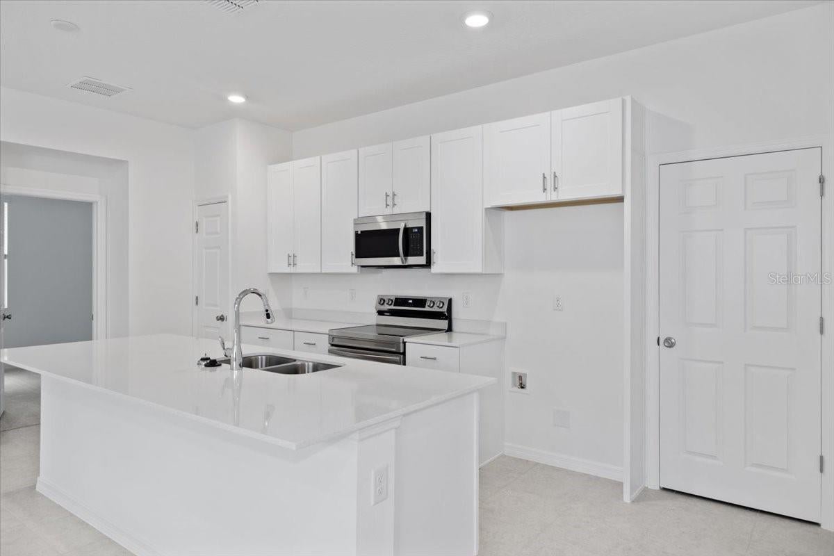 1194 Atlantic Ave, Fruitland Park, FL 34731 photo