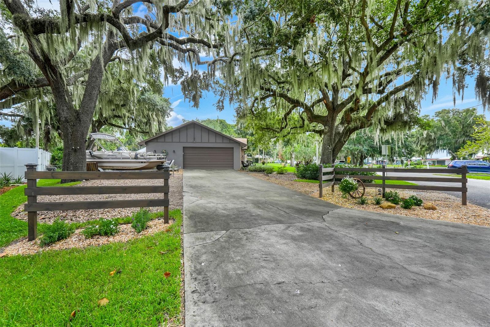 31946 Harris Rd, Tavares, FL 32778 photo