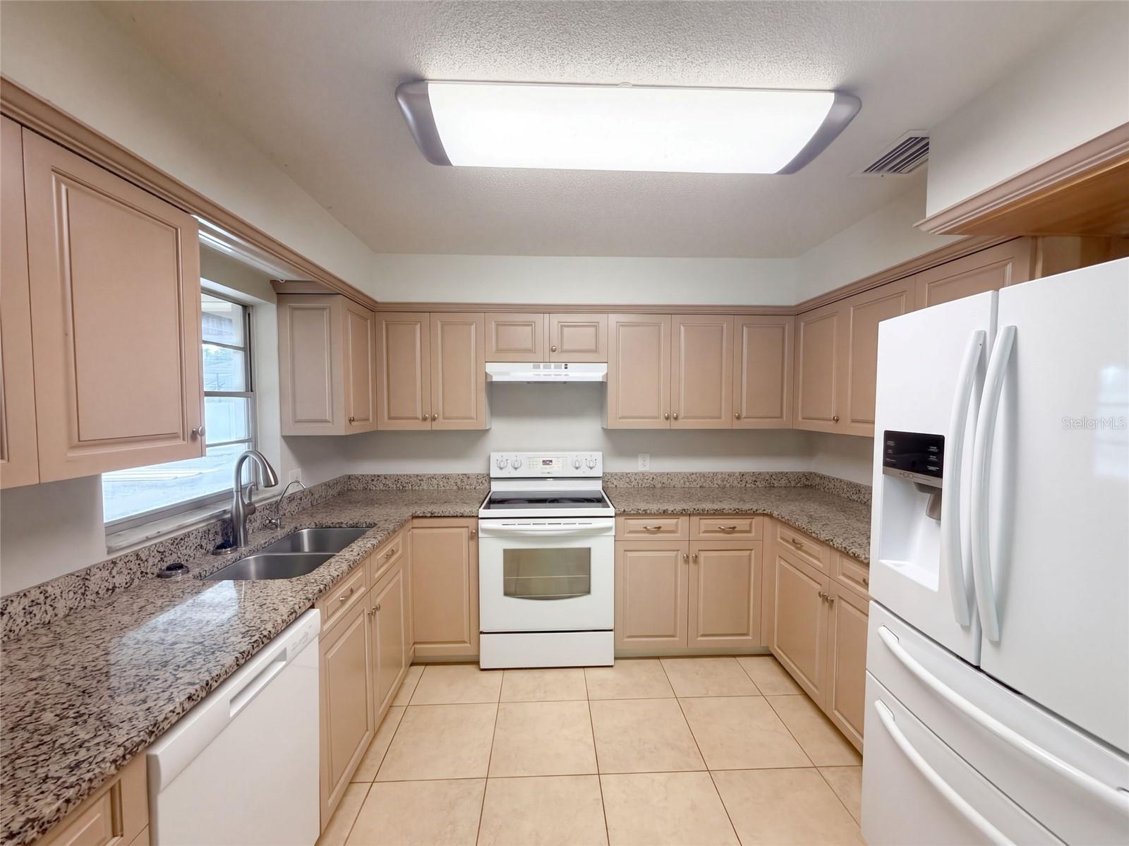 2716 Charleston Dr, Plant City, FL 33563 photo