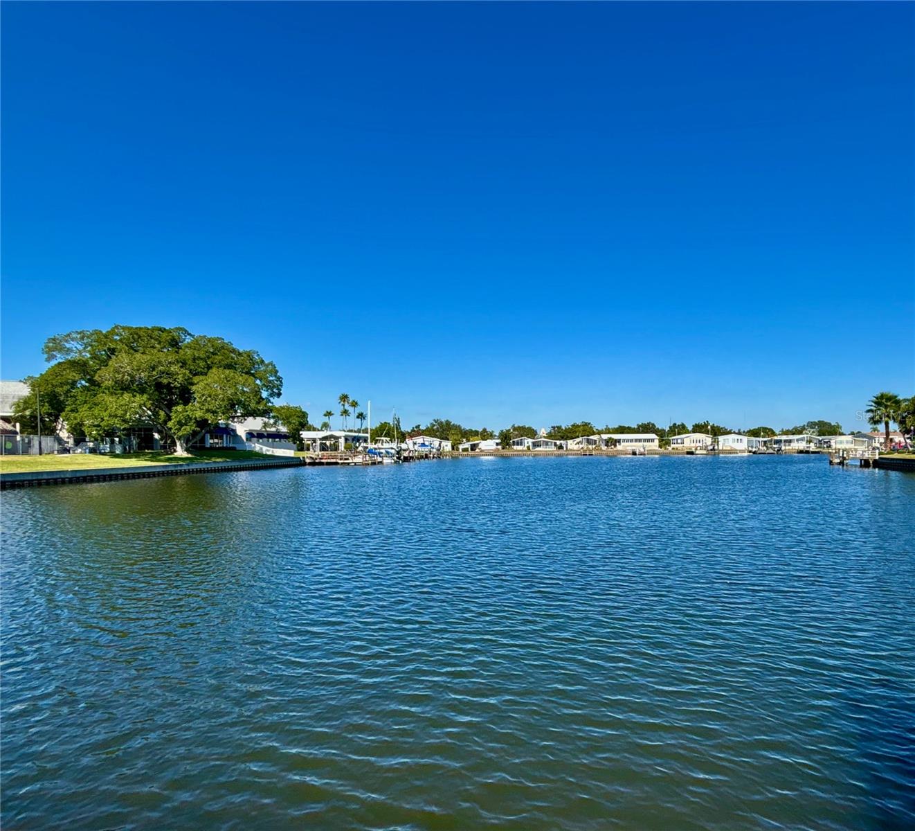 144 Americana Ct, Saint Petersburg, FL 33702