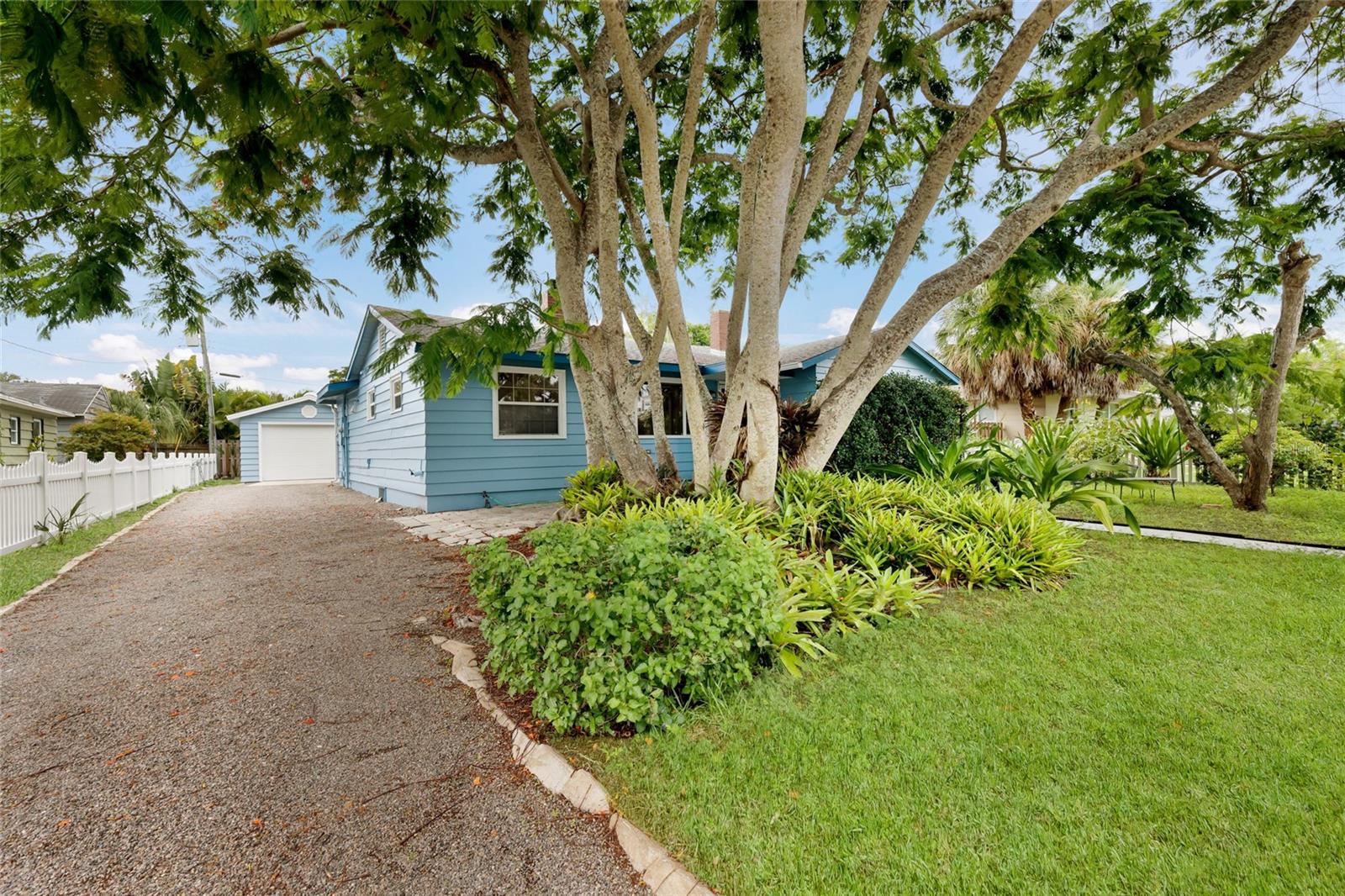 2070 Hyde Park St, Sarasota, FL 34239 photo