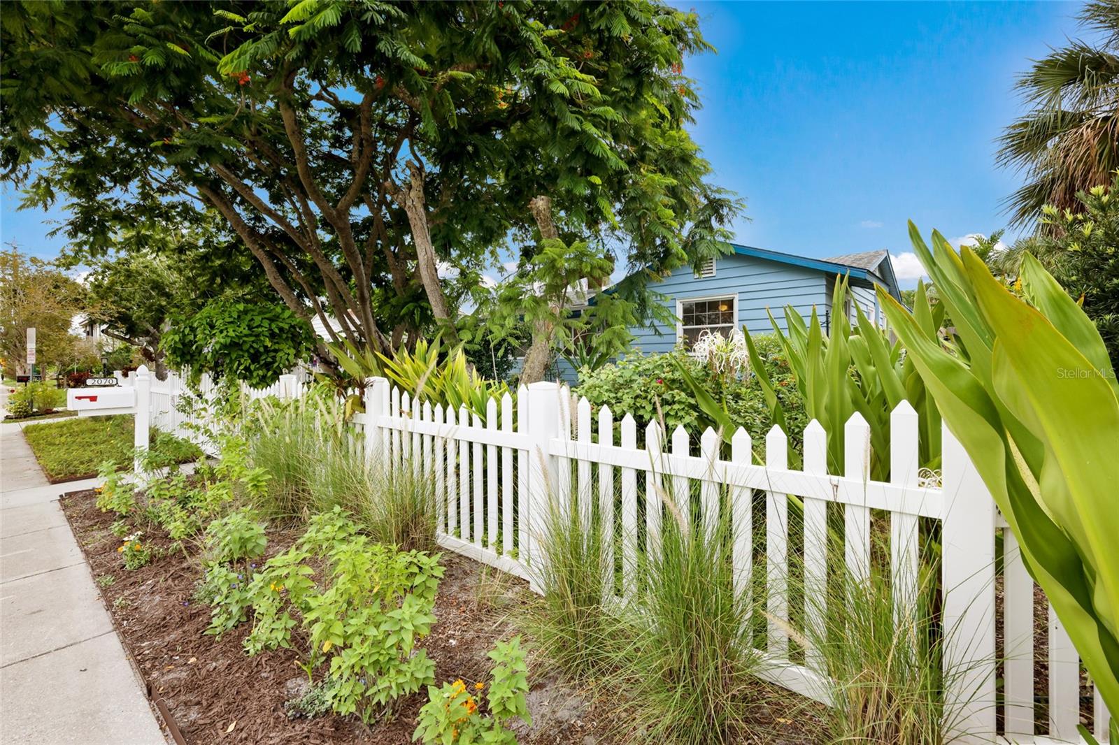2070 Hyde Park St, Sarasota, FL 34239 photo
