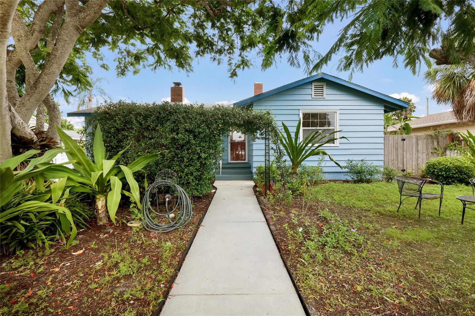 2070 Hyde Park St, Sarasota, FL 34239