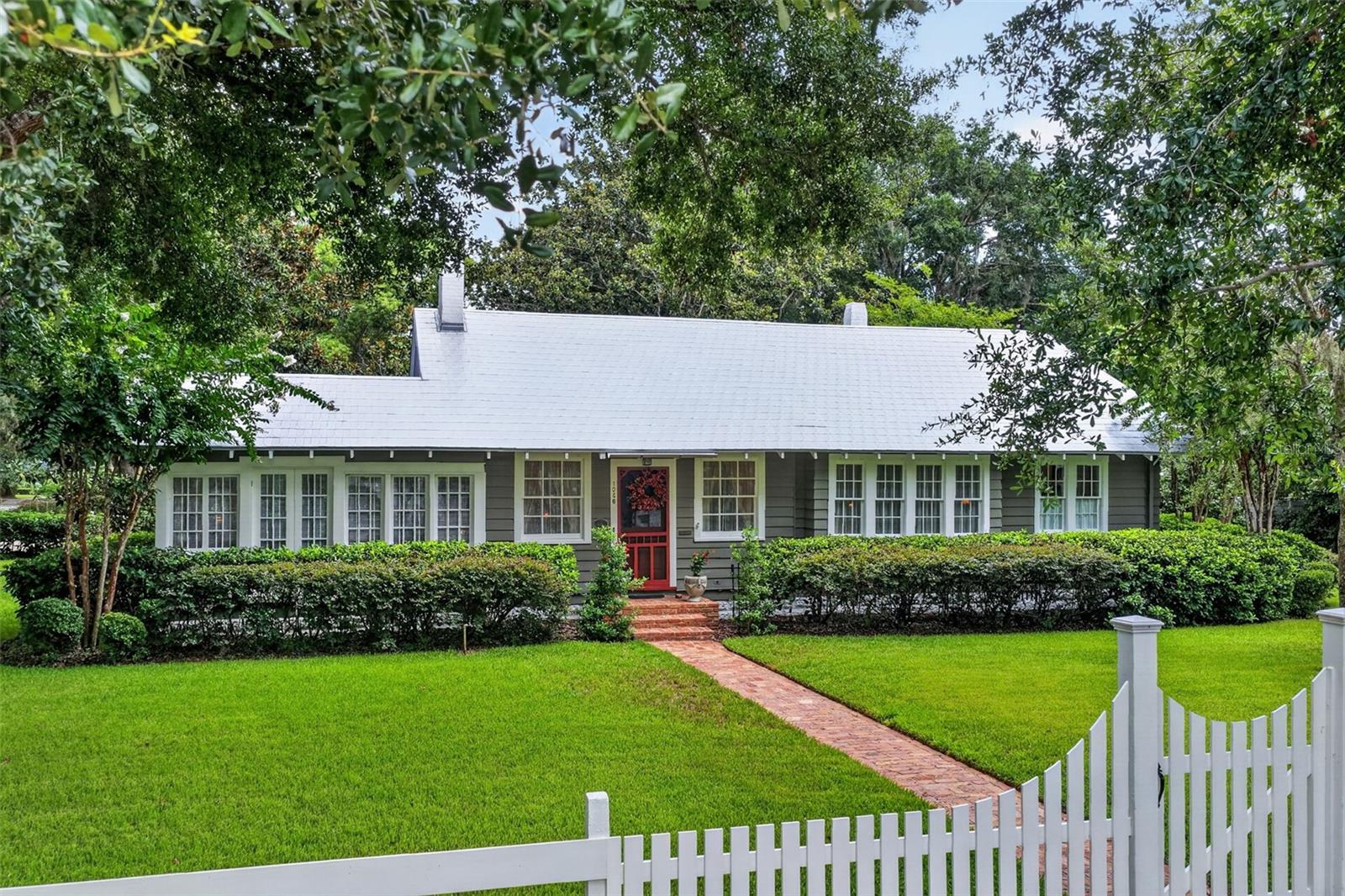 1046 Mcdonald St, Mount Dora, FL 32757