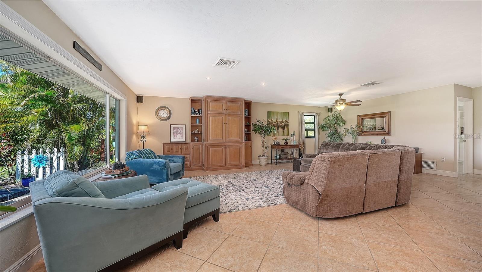 836 Magellan Dr, Sarasota, FL 34243 photo