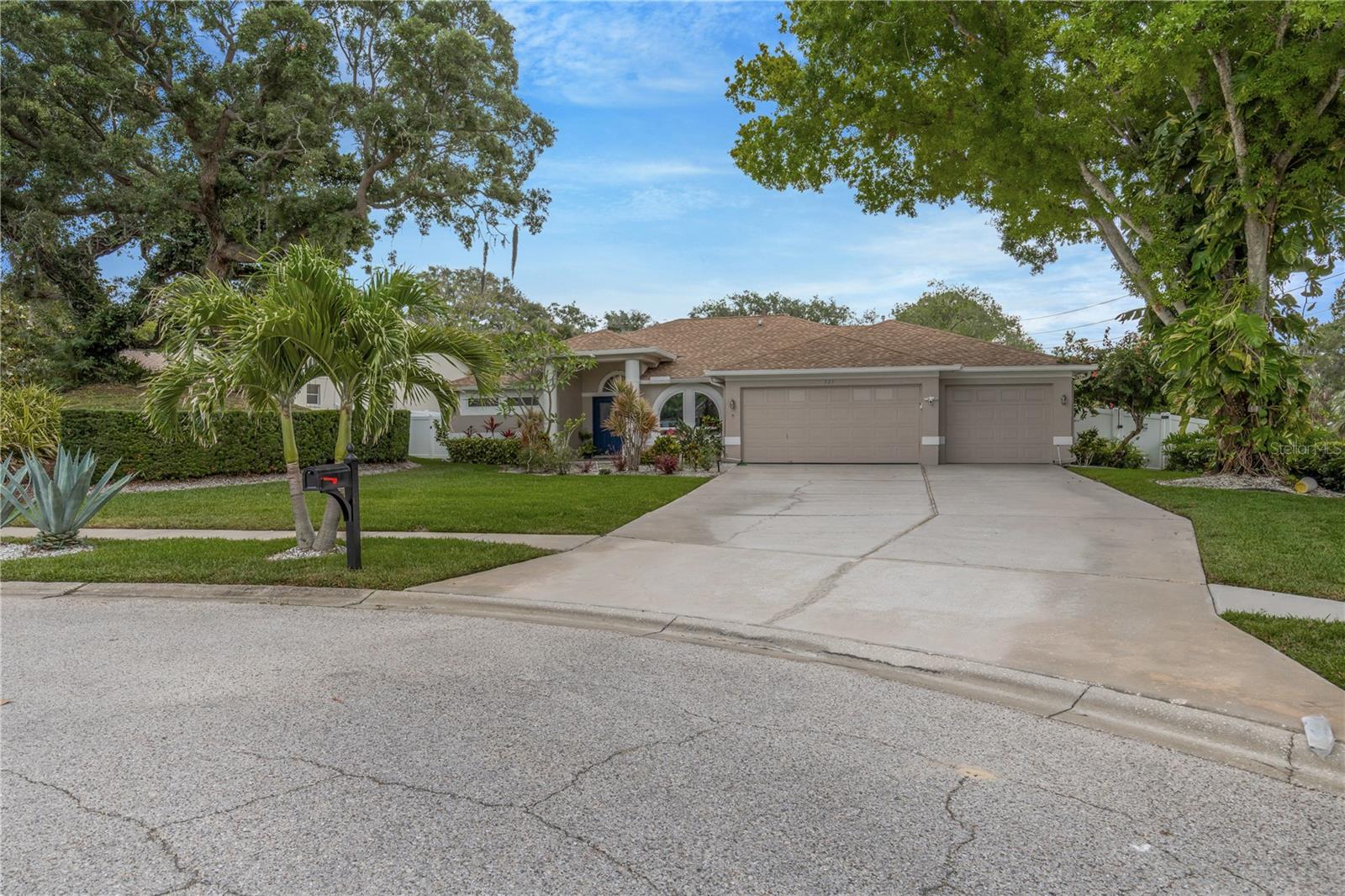 727 Hidden Lake Dr, Tarpon Springs, FL 34689