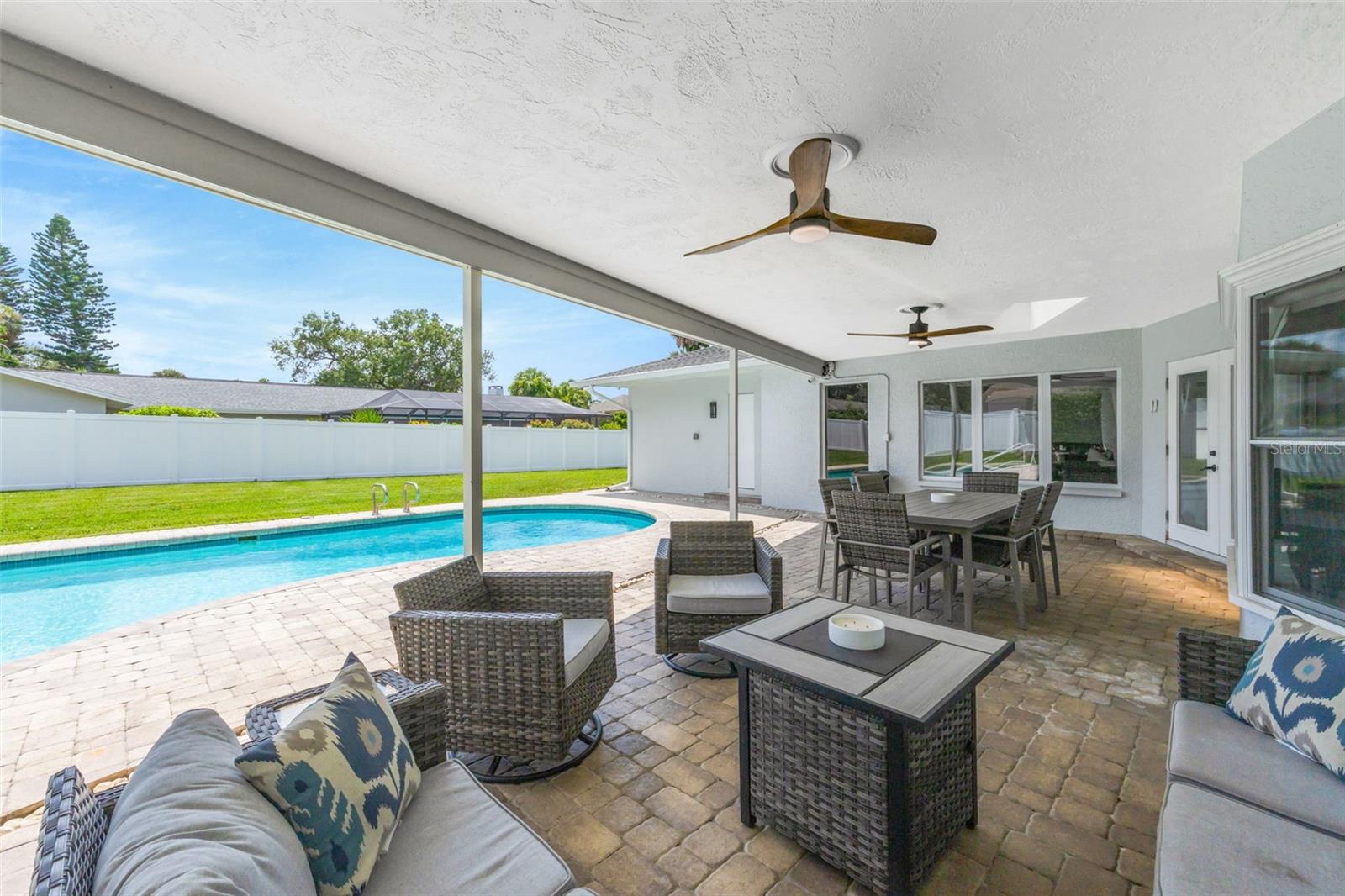2339 Kings Point Dr, Largo, FL 33774 photo