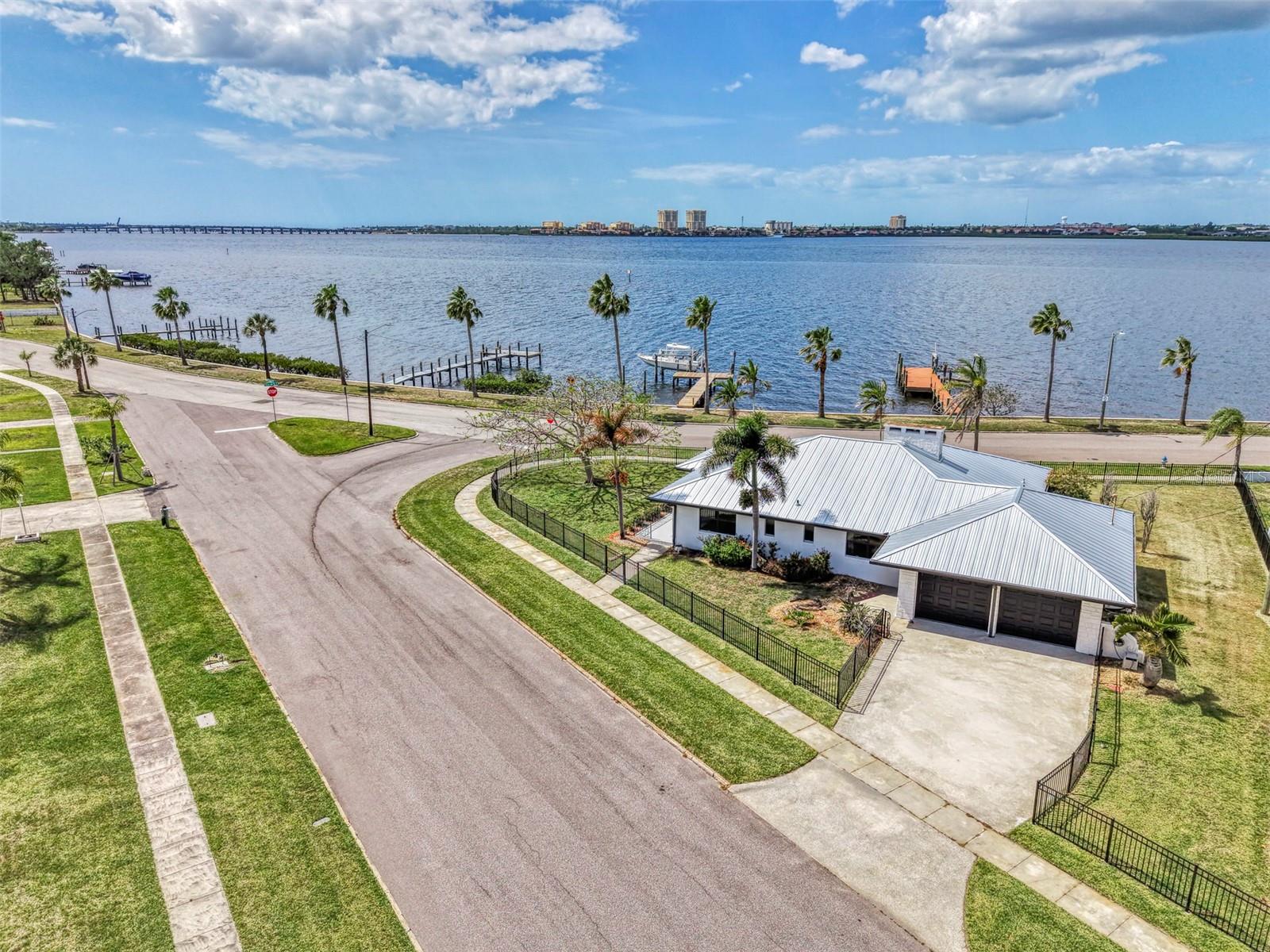 1822 Riverside Dr, Bradenton, FL 34208
