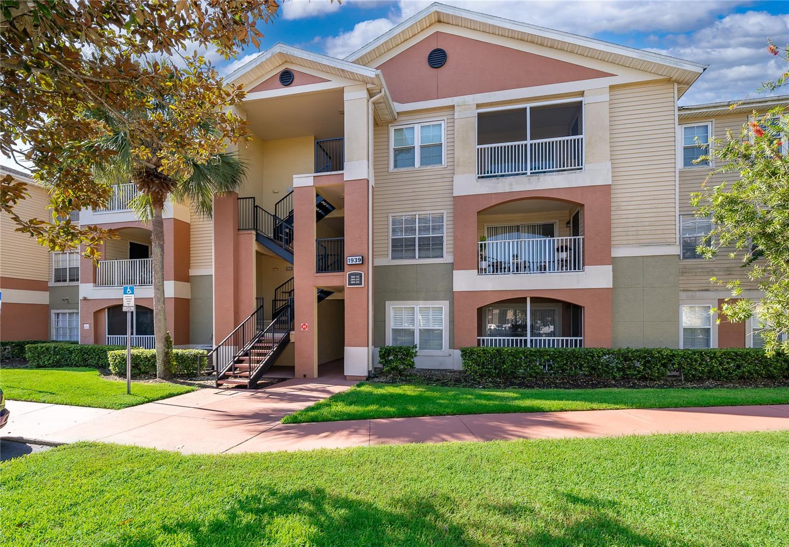 1939 Summer Club Dr, Oviedo, FL 32765