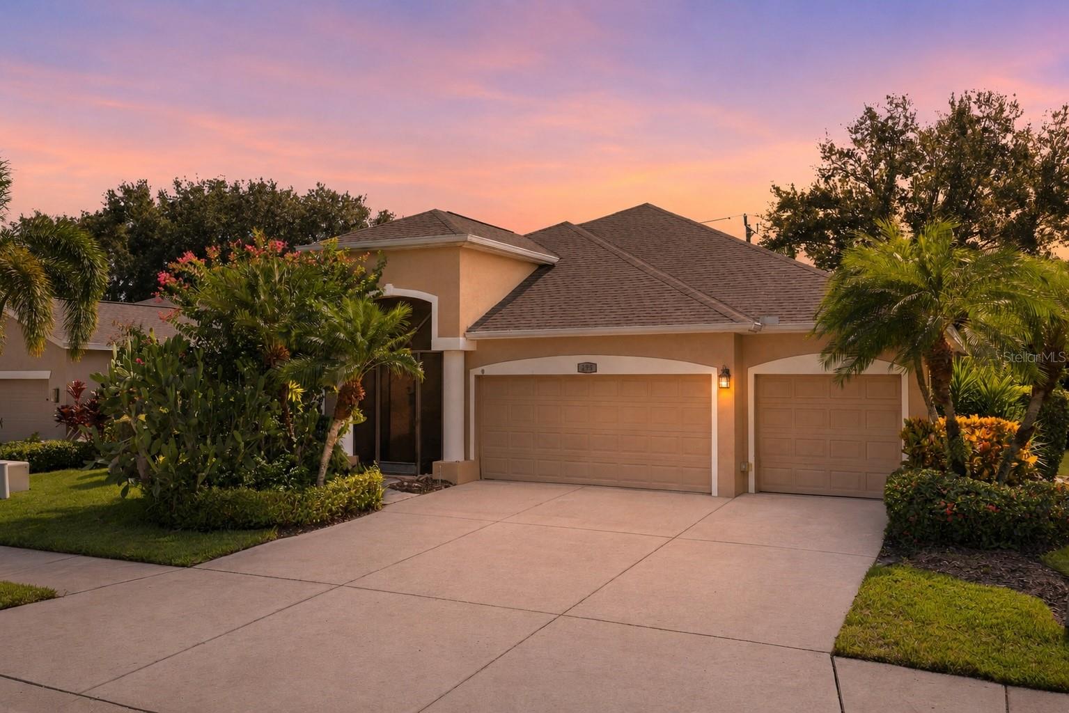 295 Londonderry Dr, Sarasota, FL 34240