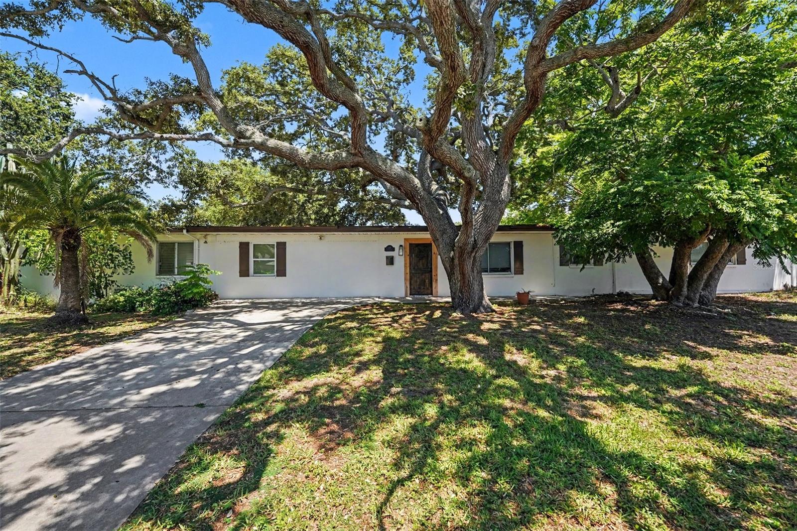 217 Garden Cir, Belleair, FL 33756