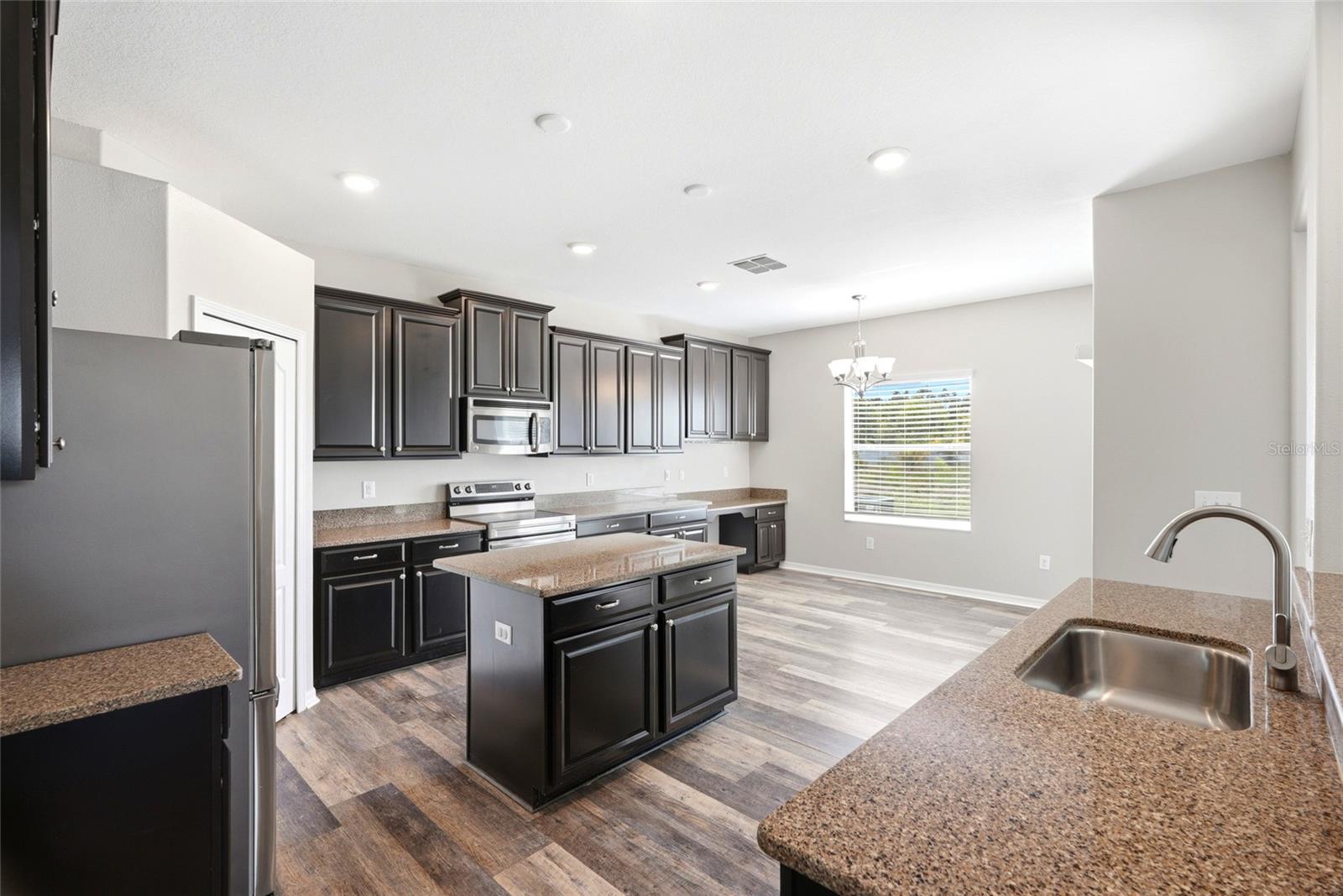 909 Meadow Glade Dr, Ruskin, FL 33570 photo
