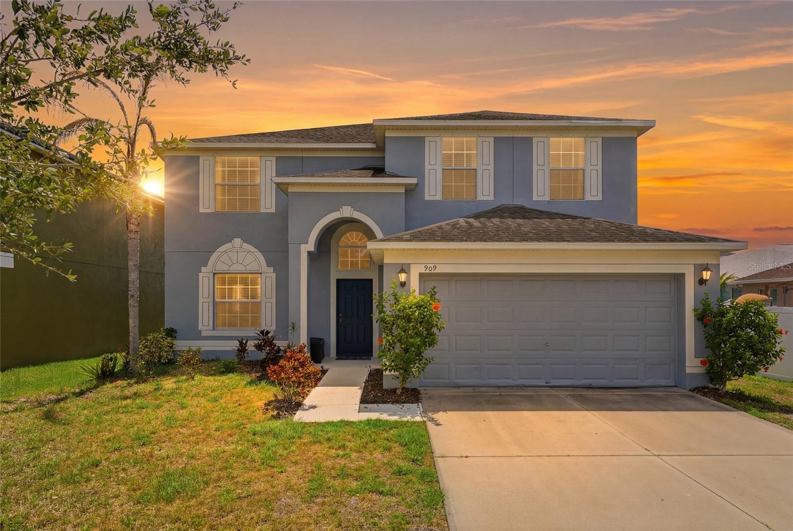 909 Meadow Glade Dr, Ruskin, FL 33570