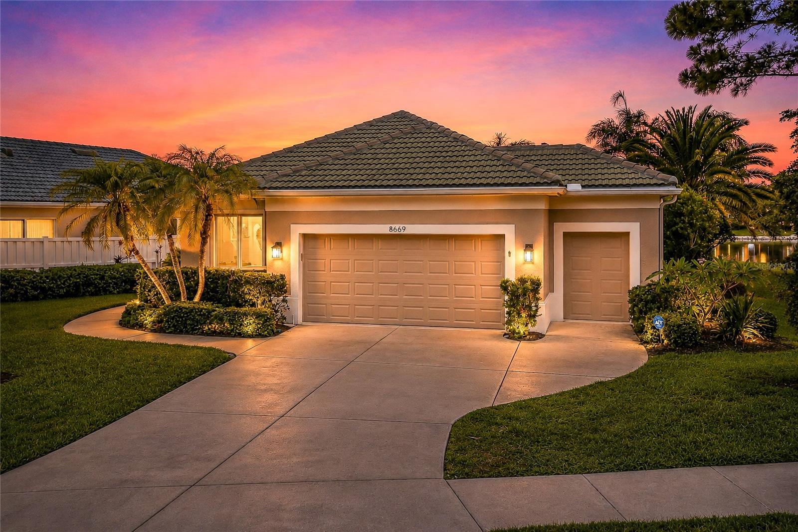 8669 54 Avenue Cir, Bradenton, FL 34211