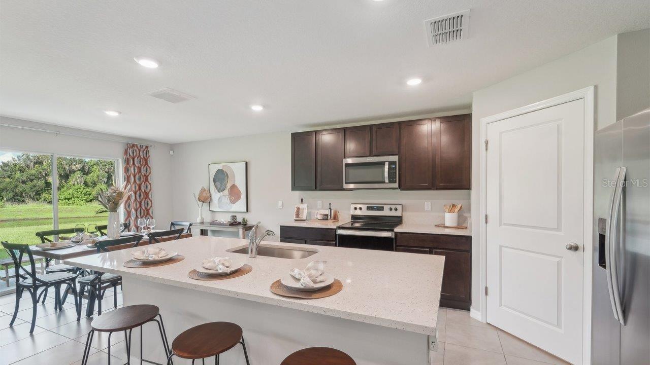 13429 Castle Peak Cir, Dade City, FL 33525 photo