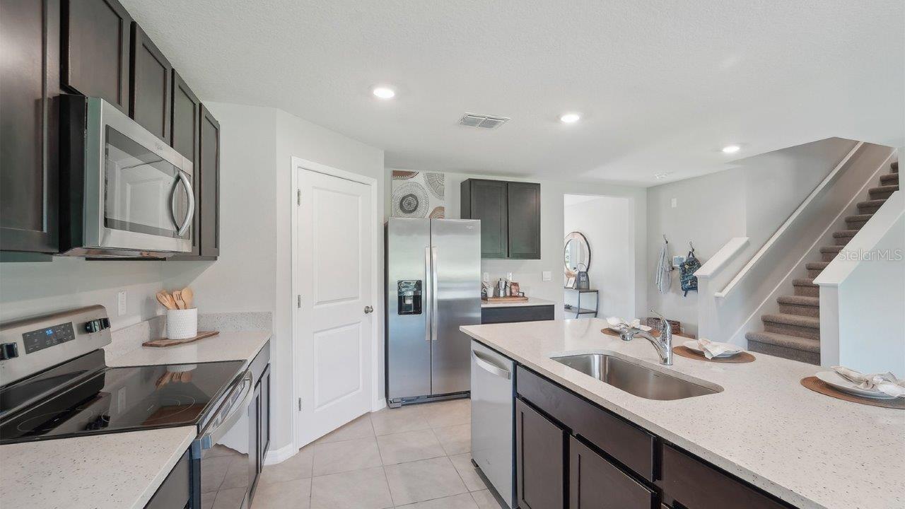 13429 Castle Peak Cir, Dade City, FL 33525 photo