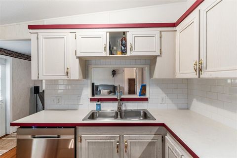 Manufactured Home in NEWBERRY FL 610 NW 251ST STREET 17.jpg
