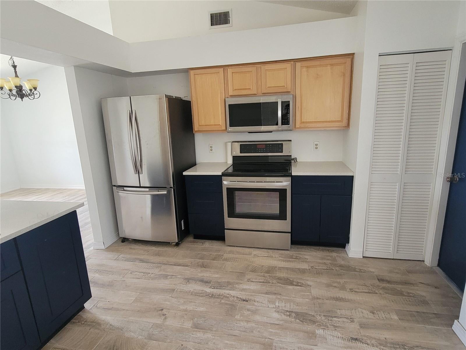 3538 65 Avenue Cir, Sarasota, FL 34243 photo