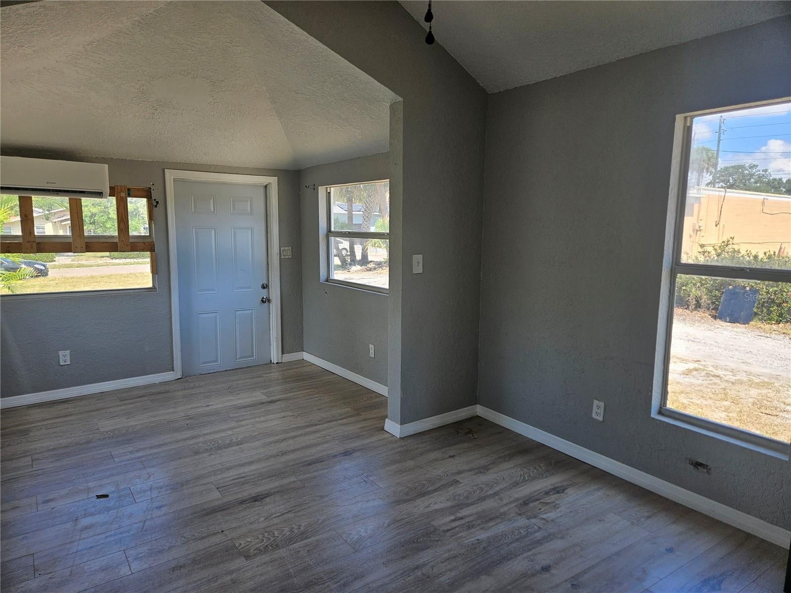 2220 20 St, Saint Petersburg, FL 33712 photo