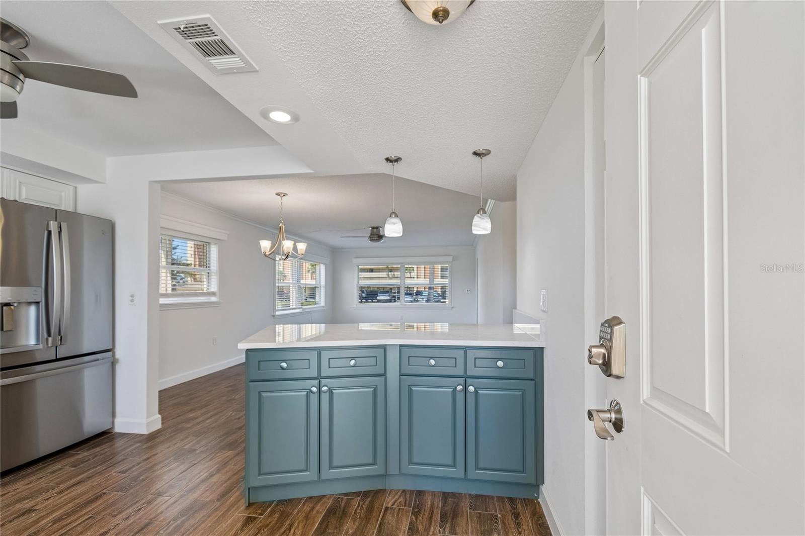 4575 Cove Circle 101, Saint Petersburg, FL 33708 photo