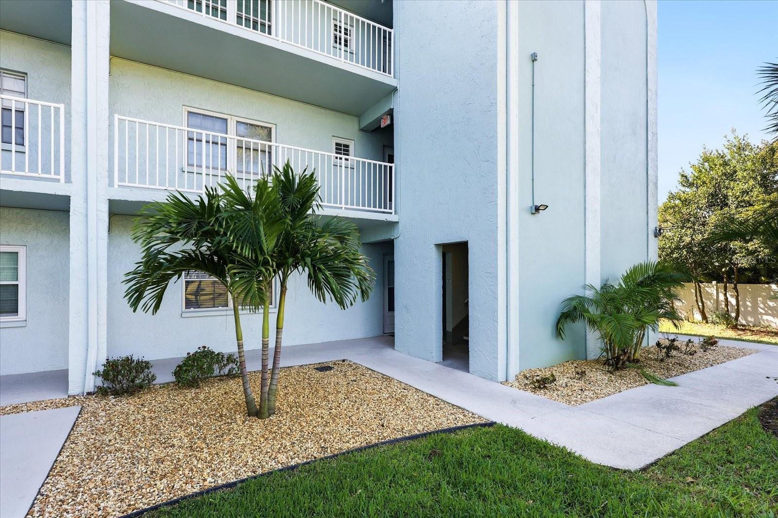 1706 Belleair Forest Dr, Belleair, FL 33756