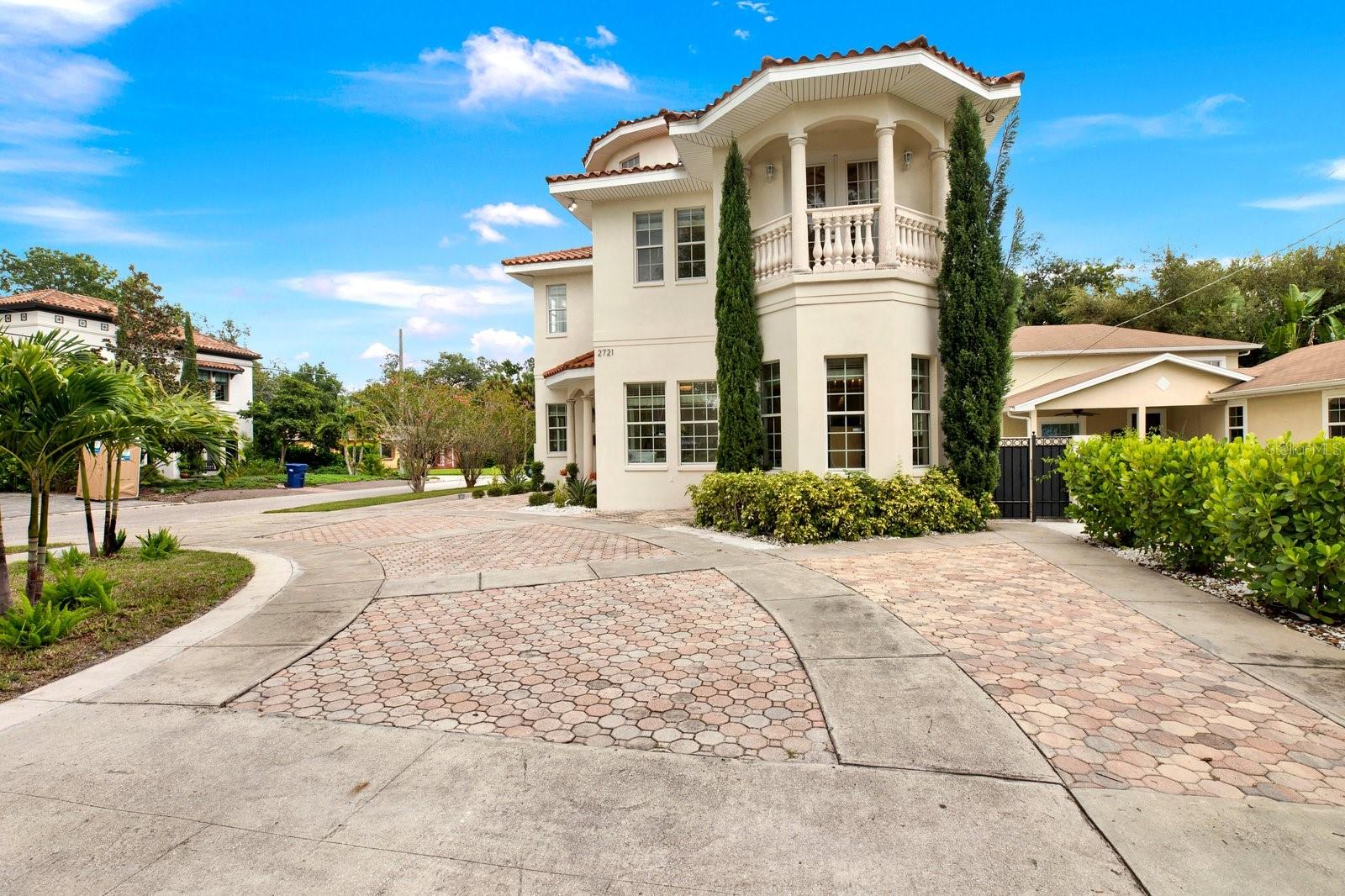 2721 N Royal Ct, Tampa, FL 33602 photo