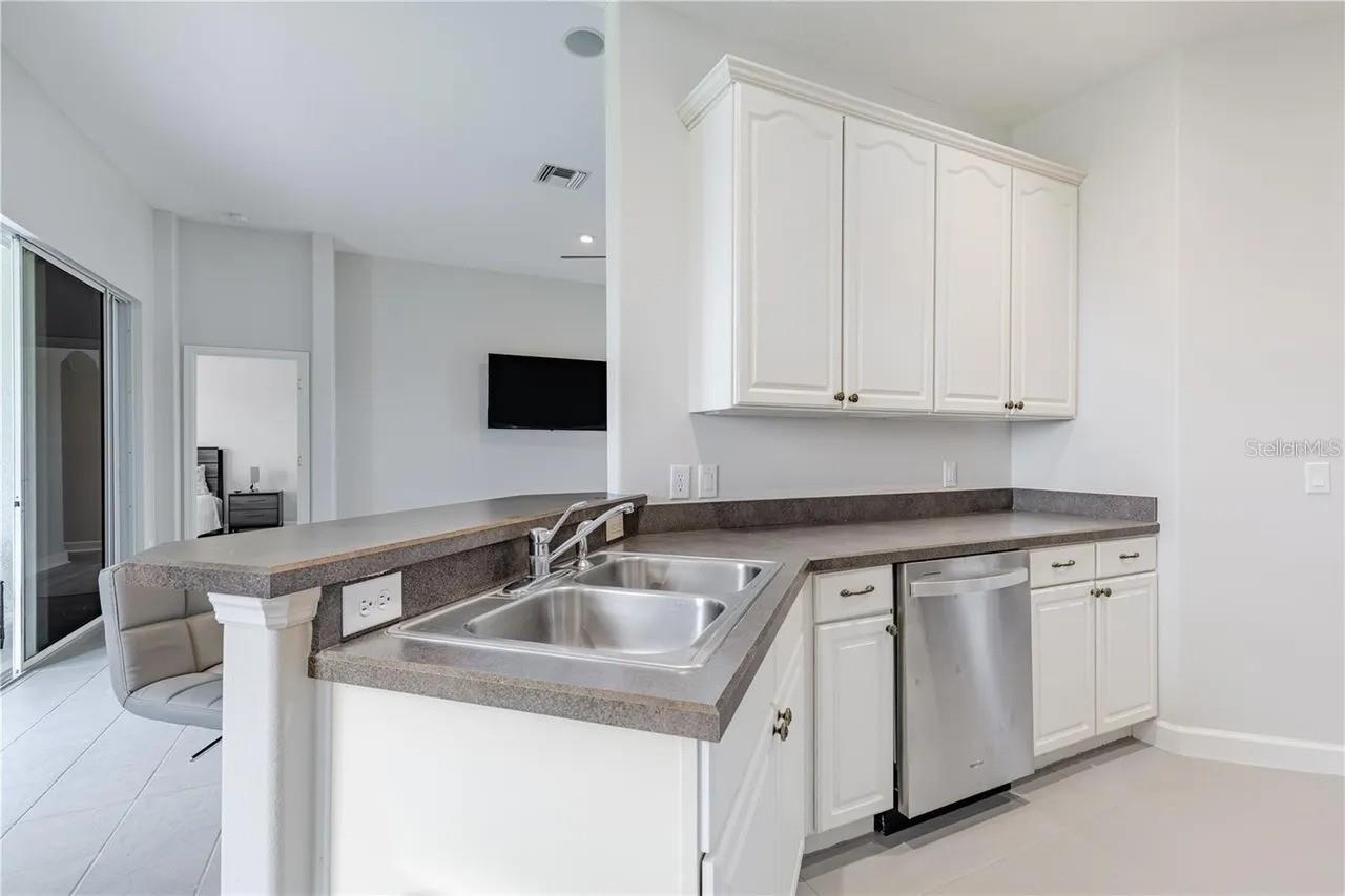 3804 Bayshore Cir, Tavares, FL 32778 photo