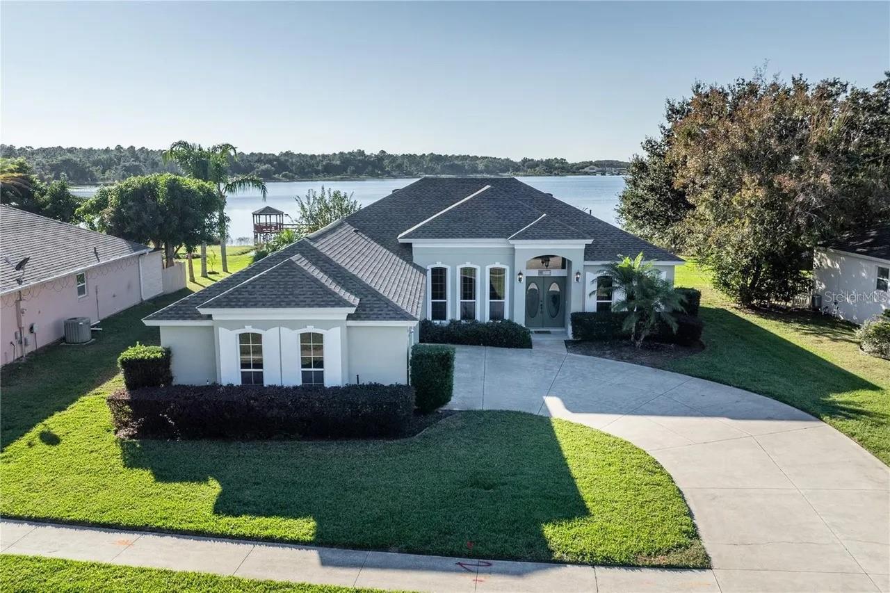 3804 Bayshore Cir, Tavares, FL 32778