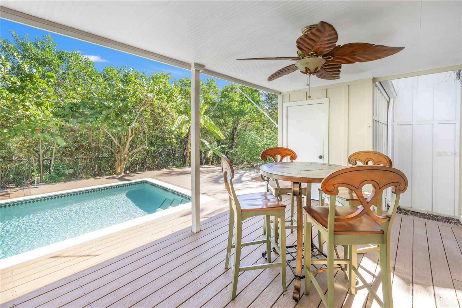 Single Family Residence in SARASOTA FL 752 TROPICAL CIRCLE 38.jpg