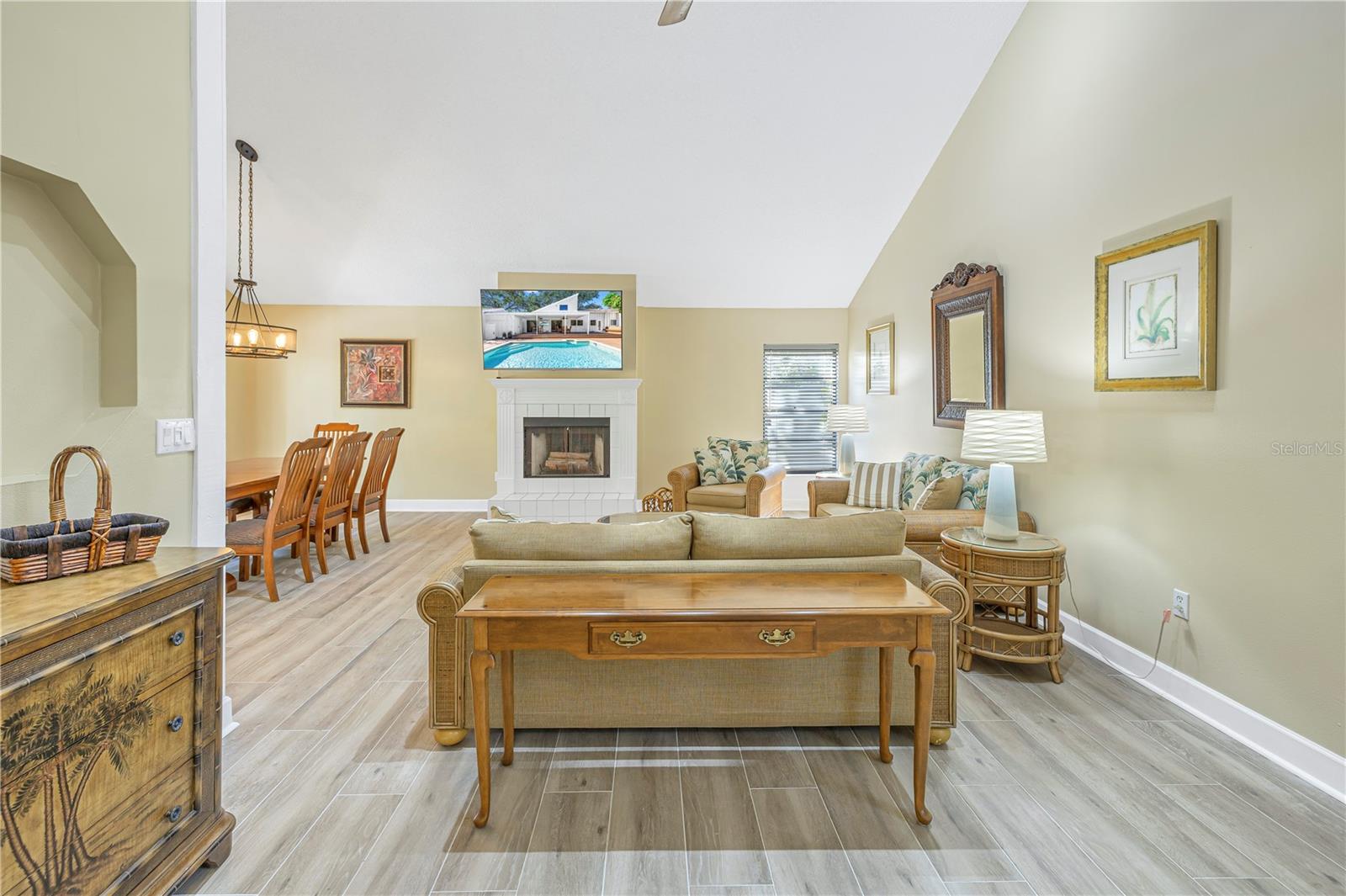 Single Family Residence in SARASOTA FL 752 TROPICAL CIRCLE 3.jpg