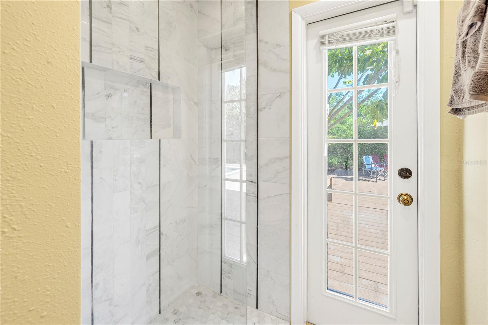 Single Family Residence in SARASOTA FL 752 TROPICAL CIRCLE 26.jpg