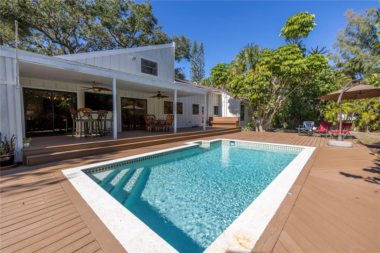Single Family Residence in SARASOTA FL 752 TROPICAL CIRCLE 41.jpg