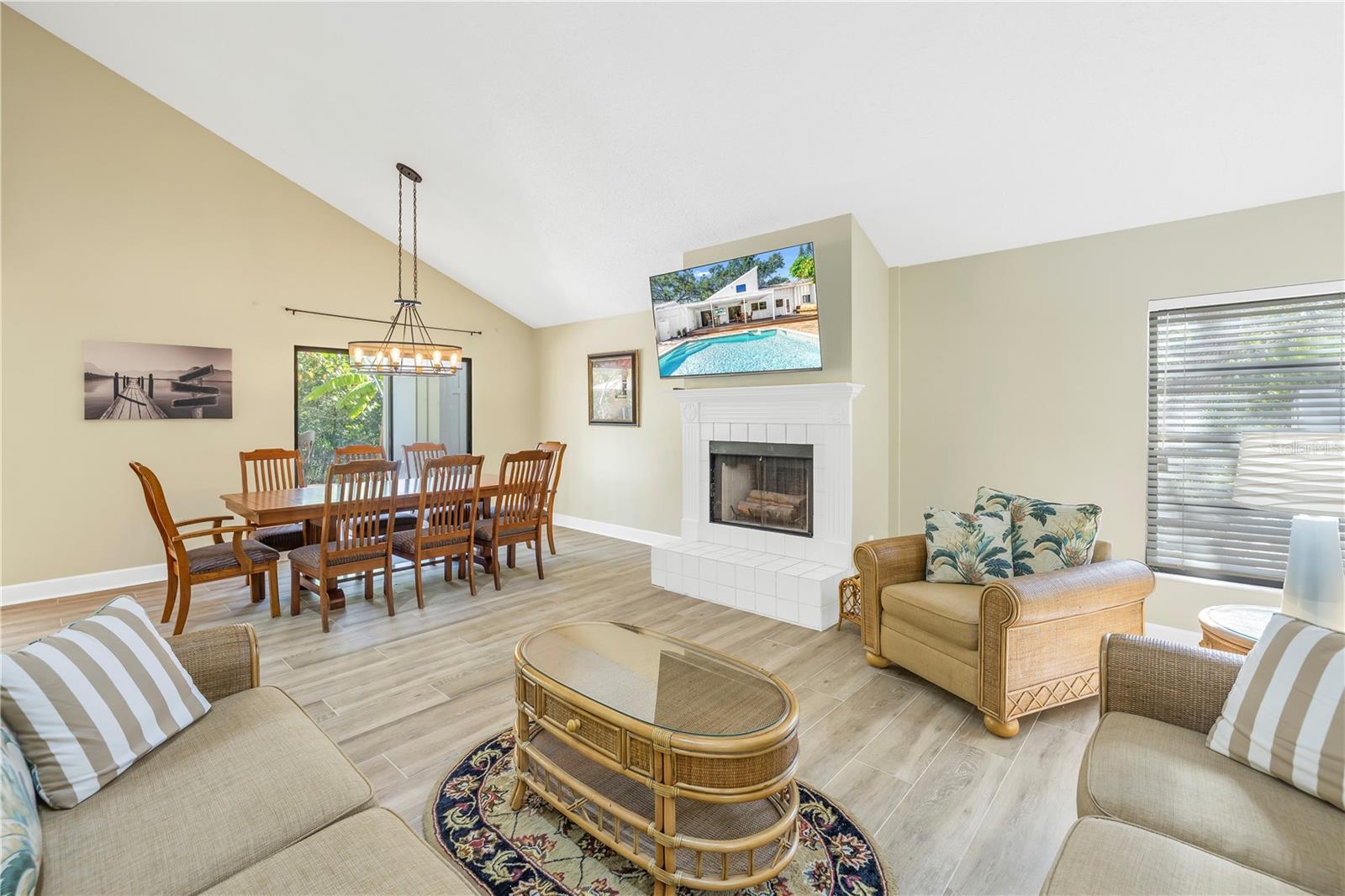 Single Family Residence in SARASOTA FL 752 TROPICAL CIRCLE 4.jpg