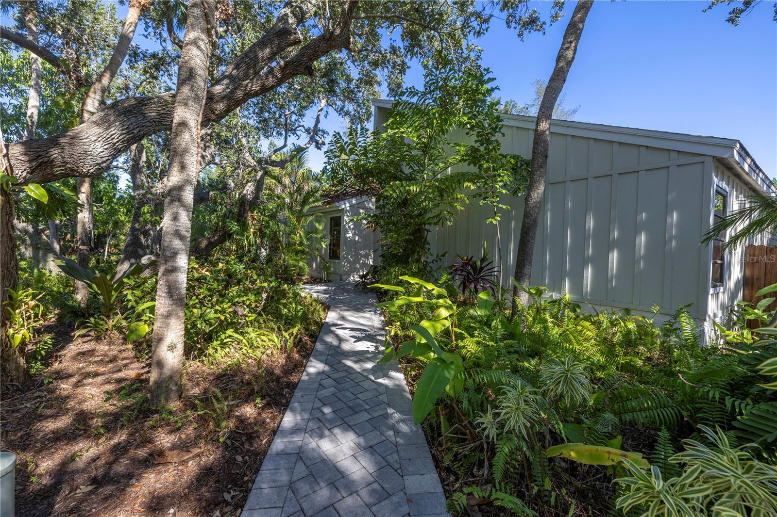 Single Family Residence in SARASOTA FL 752 TROPICAL CIRCLE 0.jpg