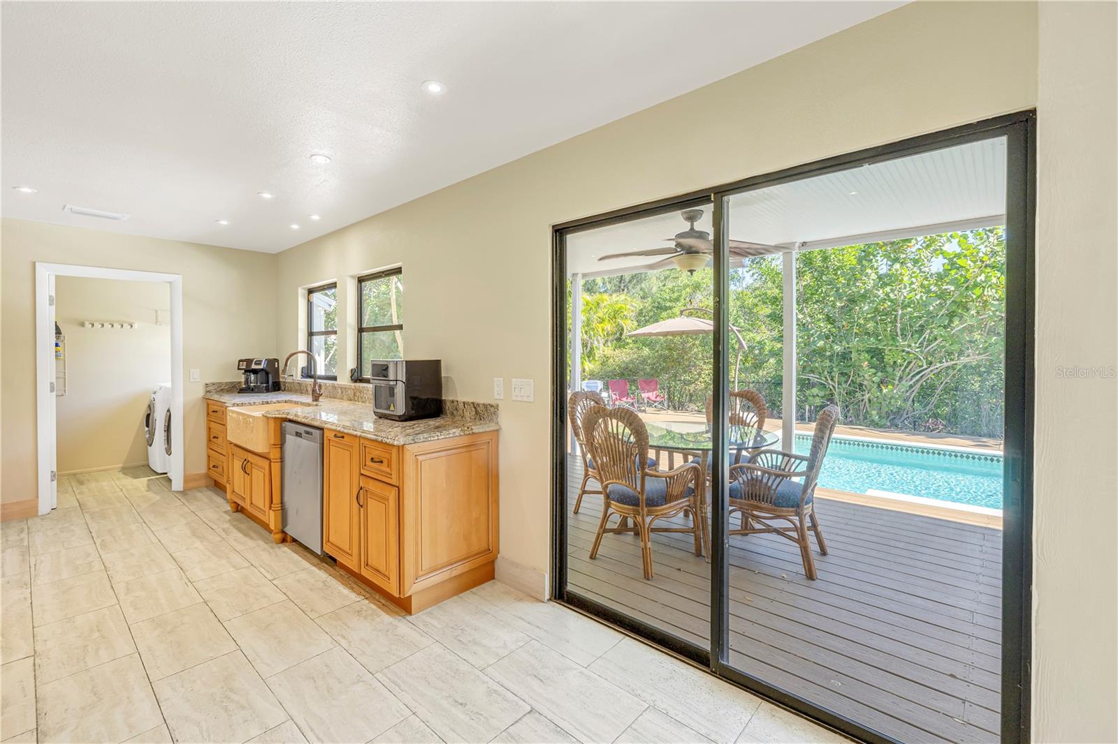Single Family Residence in SARASOTA FL 752 TROPICAL CIRCLE 12.jpg