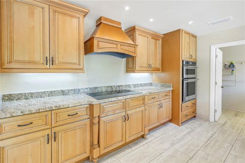 Single Family Residence in SARASOTA FL 752 TROPICAL CIRCLE 15.jpg