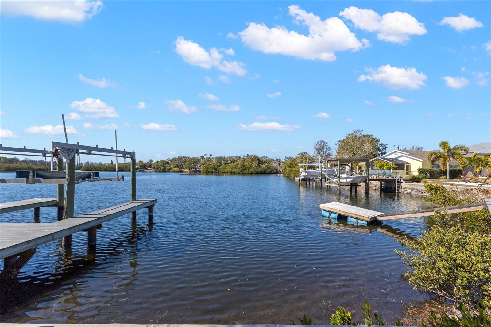 2138 Bayou Dr, Holiday, FL 34691
