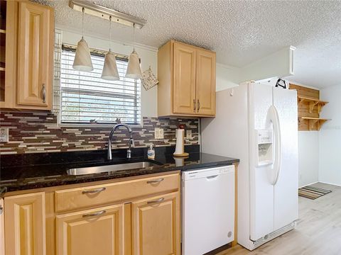 Manufactured Home in DADE CITY FL 10033 WELLINGTON AVENUE 10.jpg